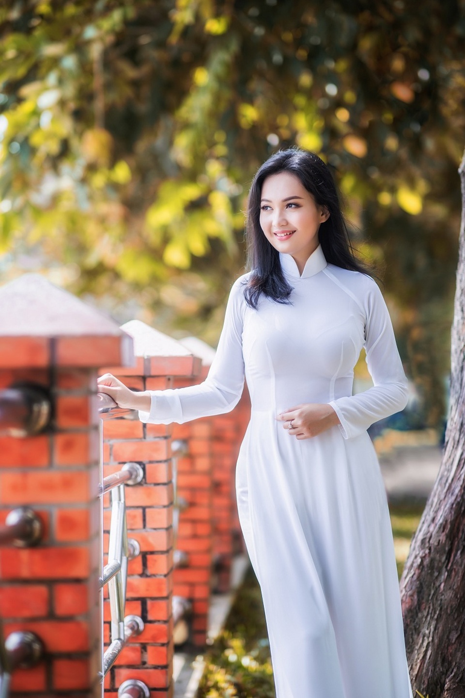 “Hot girl thổ dân” trở lại trong tà áo dài trắng gây sốt mạng - 7 “Bộ ảnh thổ dân là một sự cố nên mình chụp bộ ảnh áo dài này để mọi người hiểu rõ hơn về con người mình”, 9x nói.