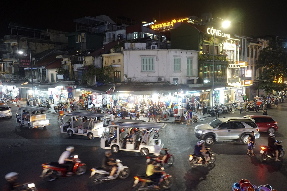 Hà Nội lung linh về đêm - 5
Khu trung tâm Hà Nội luôn luôn nhộn nhịp về đêm, những cửa hàng buôn bán sầm uất, cũng là điểm vui chơi, tham quan hấp dẫn du khách.