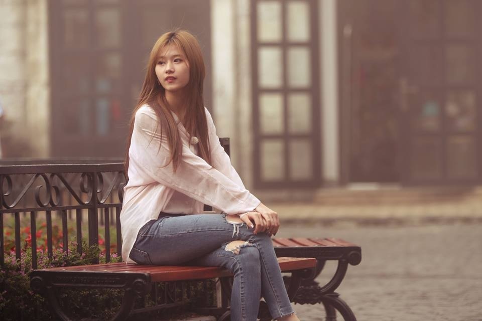 8 cô nàng xinh đẹp TWICE ngẩn ngơ với đường lên tiên cảnh ở Đà thành - 5 Sana cũng hào hứng tạo dáng ghi hình những khoảnh khắc đẹp đáng nhớ ở Đà Nẵng