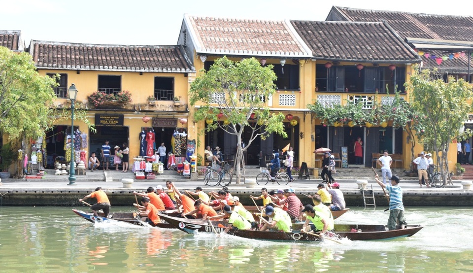 Tranh nhau từng mét nước để hoàn thành chặng đua