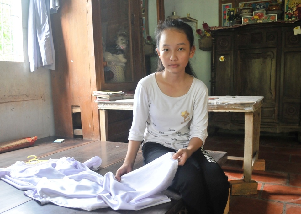 Mẹ và anh trai cùng mắc bệnh tim, nữ sinh lớp 11 đứng trước nguy cơ bỏ học - 2 Mấy năm học qua, cháu Nguyễn Thị Thùy Duy mơ ước có bộ áo dài mới mặc đi học như bao bạn bè nhưng ước mơ đó còn xa lắm với em. Nhất là với cảnh khó gia đình, em còn lo mình không được cắp sách đến trường khi mà năm học mới cận kề