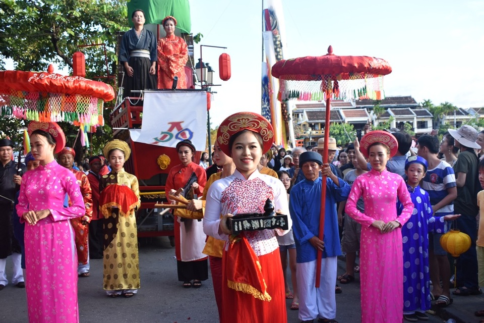 Hàng ngàn người dân và du khách “tiễn” Công nữ Ngọc Hoa về nhà chồng - 5 Dẫn đầu đoàn rước dâu là đội múa rồng của tỉnh Nagasaki (Nhật Bản), tiếp theo đó là hai hàng nam thanh nữ tú, nam mặc y phục truyền thống Nhật Bản, nữ mặc y phục truyền thống người Việt