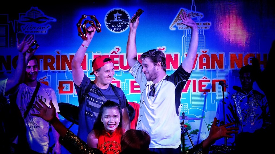 Hàng ngàn du khách “chen chân” phố đi bộ Bùi Viện ngày khai trương - 6