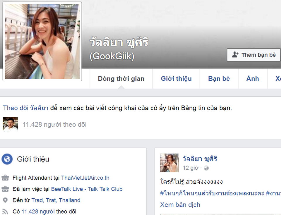 Danh tính của nữ tiếp viên xinh đẹp thuộc hãng hàng không Thai AirAsia cũng nhanh chóng được cư dân mạng tìm ra. Trên trang Facebook cá nhân, cô sở hữu tới hơn 11 ngàn lượt theo dõi.