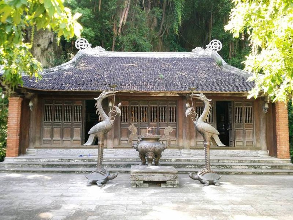 Ngay dưới chân núi Kỳ Lân có ngôi đền, nơi đây đã có rất nhiều lãnh đạo Đảng, Nhà nước về tham quan và dâng hương. Hàng tháng, ngày rằm, mùng một hay lễ tết người dân thành phố cũng đến đây dâng hương cầu bình an, may mắn cho bản thân và gia đình.