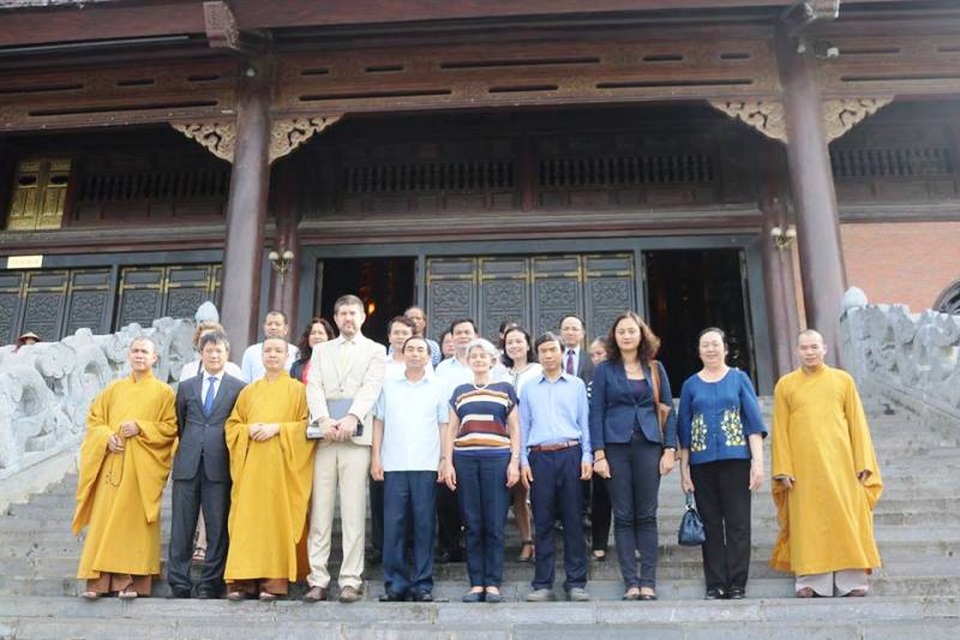 Tổng giám đốc UNESCO thăm quần thể danh thắng Tràng An - 11 chụp ảnh lưu niệm...