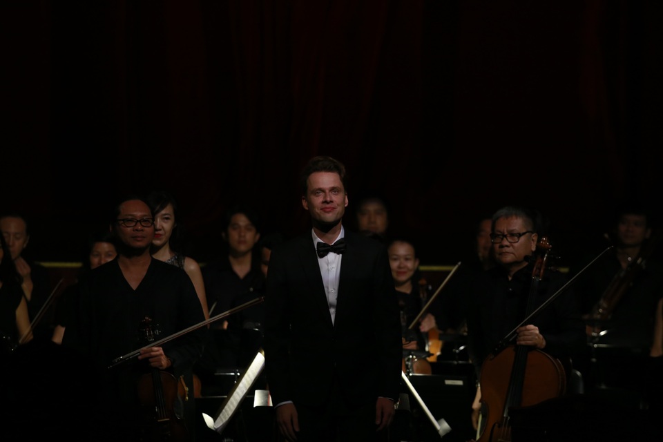 Nhạc trưởng, chỉ huy dàn nhạc Askan Geisler đến từ Đức.