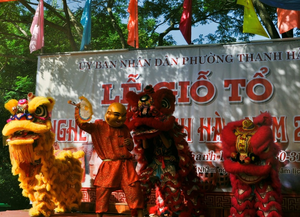 Lân biểu diễn trong lễ giỗ tổ