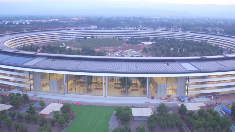 Tuy nhiên được ngồi bên trong trụ sở chính của Apple, tại một khuôn viên khép kín có phòng họp, nhà ở, nơi làm việc, trung tâm giải trí, vườn cây, không gian đi dạo,... sẽ là một trải nghiệm vô cùng lý thú đối với bất kỳ ai.