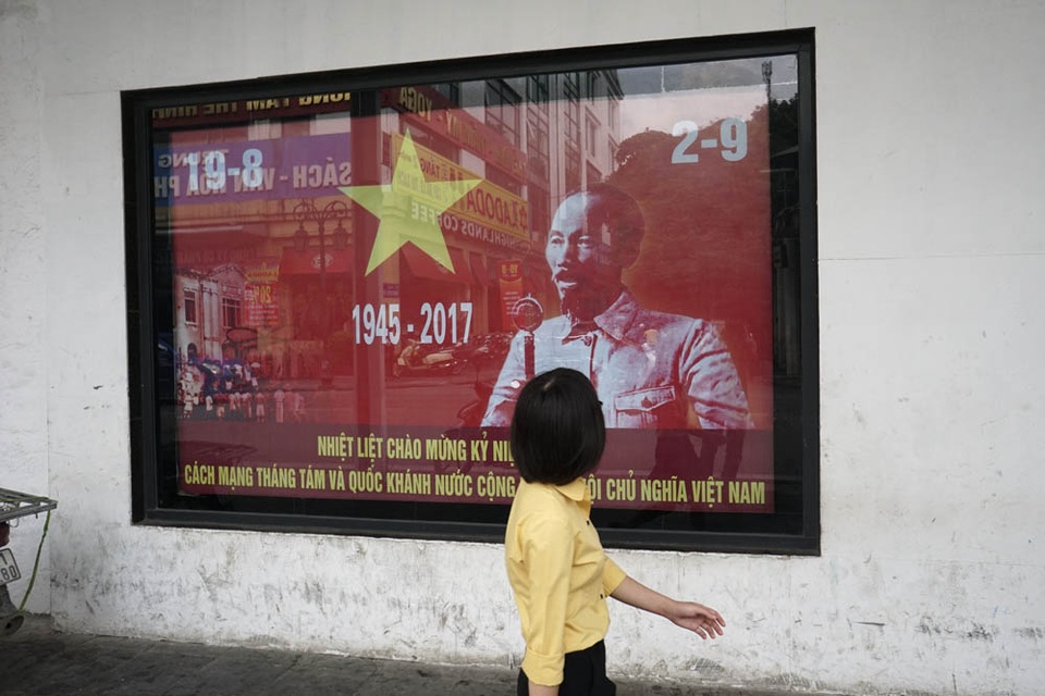 
Hình ảnh Bác Hồ đọc bản tuyên ngôn độc lập trên quảng trường Ba Đình 72 năm trước xuất hiện ở nhiều nơi trên đường phố.
