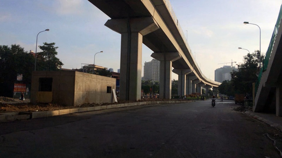 Đường phố trung tâm Hà Nội vắng vẻ trong ngày đầu nghỉ lễ - 7 
Vệt nắng sớm trên phố Hoàng Cầu.