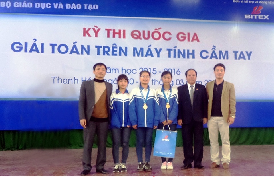 THPT Hậu Lộc I - ngôi trường với hơn 50 năm xây dựng và phát triển - 2 Các em học sinh trường THPT Hậu Lộc I đạt giải cao trong Kỳ thi quốc gia giải toán trên máy tính cầm tay năm học 2015 - 2016, cùng các thầy giáo nhà trường chụp ảnh lưu niệm cùng ông Lê Văn Hoa - Phó Giám đốc Sở GD&ĐT Thanh Hóa (áo đen từ phải qua).