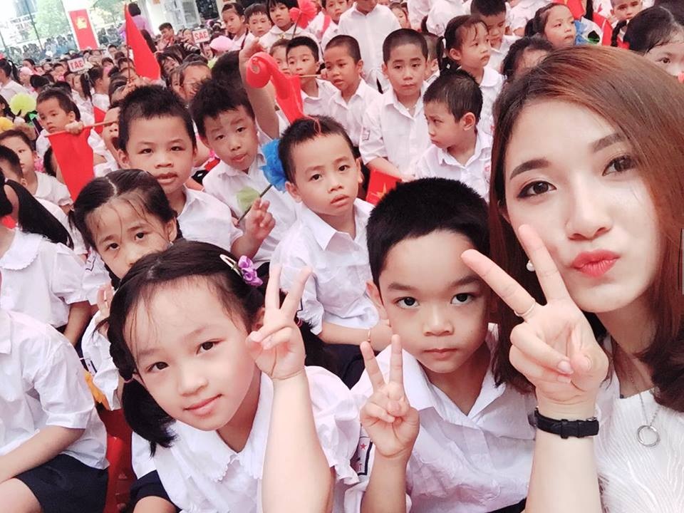 Ảnh chụp selfie của cô giáo xinh đẹp cùng các em học sinh.