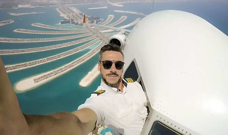 Lật tẩy bộ ảnh selfie "gây sốc" khi thực hiện bên ngoài cửa kính máy bay - 3 Lật tẩy bộ ảnh selfie "gây sốc" khi thực hiện bên ngoài cửa kính máy bay - 3