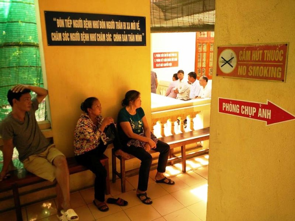 Ngang nhiên dịch vụ chụp ảnh thu tiền trong... Trung tâm y tế - 4 Biển chỉ dẫn lên phòng chụp ảnh dán khắp nơi trong Trung tâm Y tế thành phố Ninh Bình