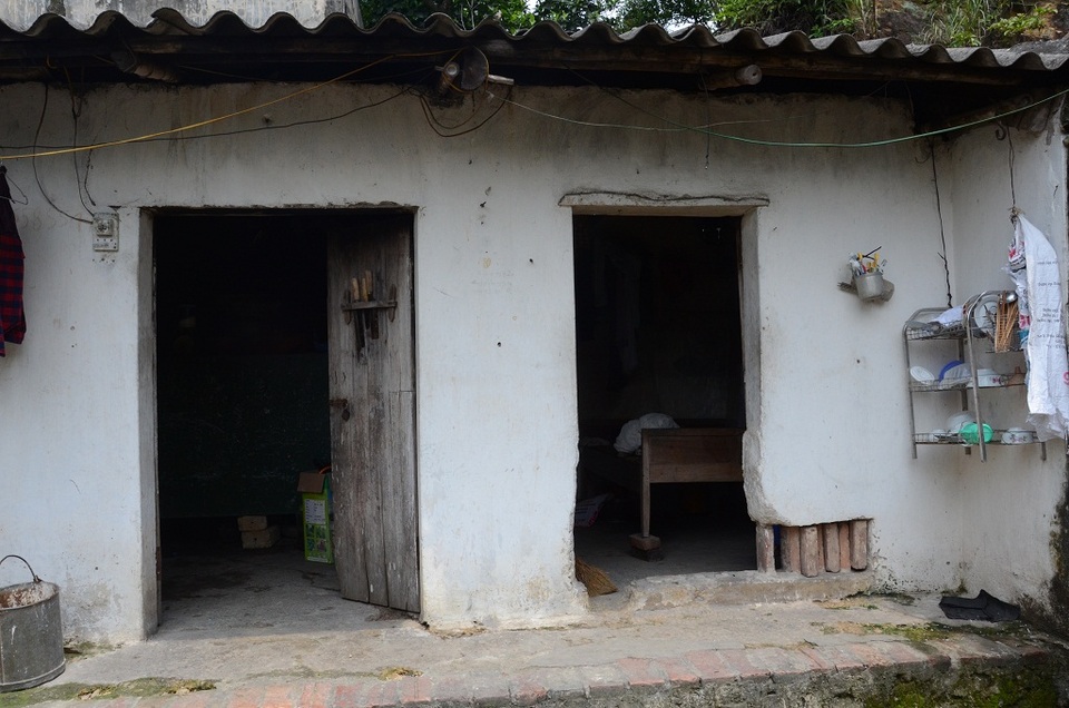 Đi thăm con trai bị tâm thần, mẹ gặp tai nạn phải cưa bỏ 1 chân - 5
Gian bếp mục nát có thể đổ sập bất cứ khi nào, lại là nơi cả nhà bà Thuận tá túc mỗi khi Hiền lên cơn đuổi đánh cả nhà