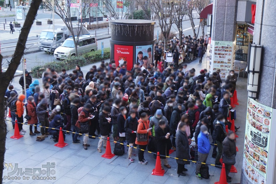 Hy hữu chuyện xếp hàng cả cây số để mua máy "điện tử 4 nút" tại Nhật - 5 Được biết đã có hơn 800 người tham gia xếp hàng trong buổi sáng ngày mở bán.