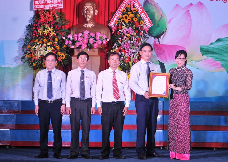 Trường đại học đầu tiên ở miền Tây đạt chuẩn chất lượng giáo dục - 3 Tiến sĩ Tạ Thị Thu Hiền, Phó Giám đốc Trung tâm kiểm định chất lượng giáo dục - Đại học Quốc gia Hà Nội lên công bố Quyết định và trao giấy chứng nhận kiểm định chất lượng giáo dục trường đại học của Trung tâm cho Trường Đại học Đồng Tháp.