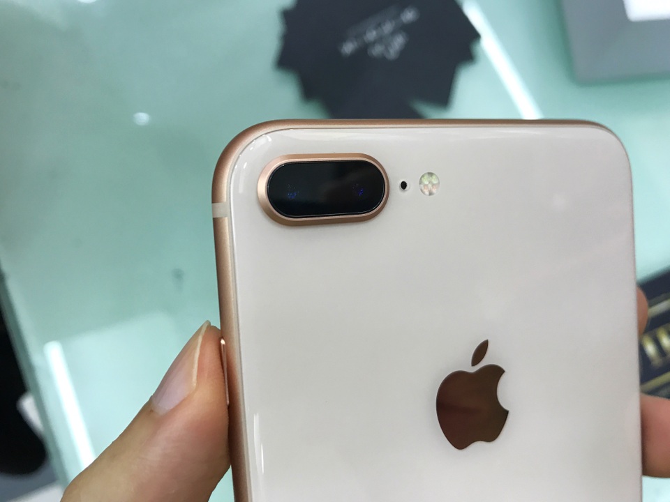 iPhone 8 đầu tiên đã xuất hiện tại Hà Nội, giá gần 23 triệu đồng - 3 Cận cạnh mặt sau iPhone 8 Plus cùng cụm camera kép. Có thể thấy rằng do sử dụng chất liệu bằng kính, nên phần viền phía trên đã không còn dải ăng ten được cho là xấu xí