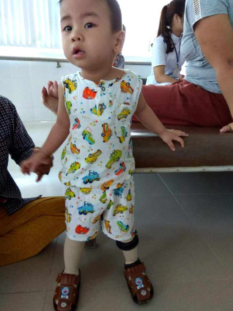 Xót thương cháu bé 2 tuổi bị tổn thương não và mất thính lực nặng - 4 Xót thương cháu bé 2 tuổi bị tổn thương não và mất thính lực nặng - 4