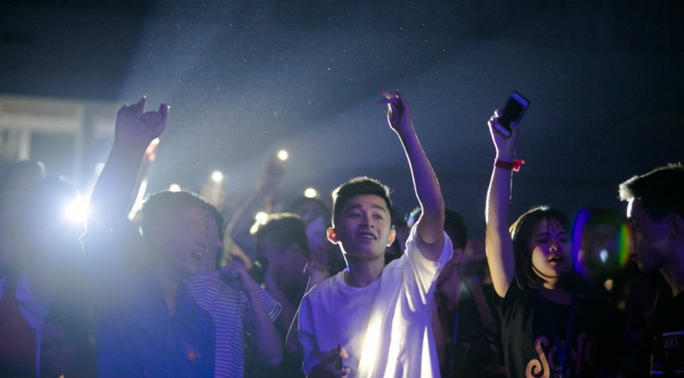 "Hoàng tử mưa" Trung Quân Idol đốn tim bạn trẻ với 4 bản hit đình đám - 2
Cả hội trường hòa theo bài hát của “thánh mưa”