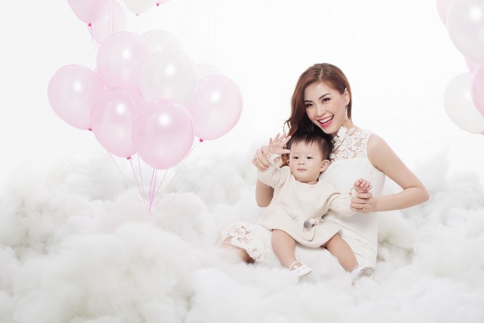 Hiện tại song song với công việc chăm sóc gia đình, Diễm Trang cũng đã và đang thực hiện kênh riêng để lưu giữ lại những khoảnh khắc của con và chia sẻ những kinh nghiệm làm mẹ.