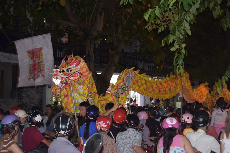 Hàng ngàn người dân và du khách đội mưa xem múa lân - 4 Màn biểu diễn lân sư rồng thu hút đông đảo người xem, lân đi đến đâu người dân chen nhau đến đó để được xem biểu diễn