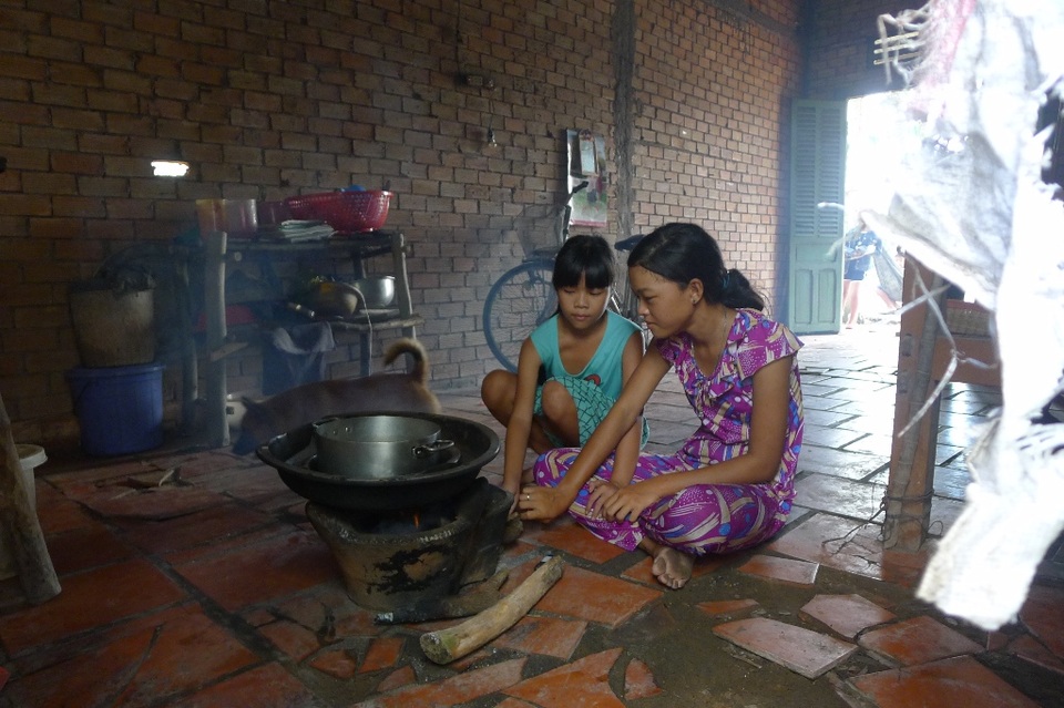 Cha bỏ đi biệt tích, mẹ bệnh triền miên, 2 nữ sinh đứng trước nguy cơ thất học - 4 Hai chị em cháu Trần Thị Bé Còn và cháu Trần Thị Bé Chi lo phải bỏ học nửa chừng vì hoàn cảnh gia đình quá khó khăn
