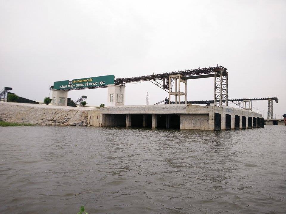 Tập đoàn Phúc Lộc cũng dính nhiều sai phạm được UBND tỉnh Ninh Bình chỉ rõ. Cụ thể, tập đoàn này đã xây tường bao, xây chòi bát giác trong hành lang bảo vệ đê; Xây nhà điều hành, trạm cân, lắp đặt trạm cân trên mặt đê; San lấp tôn cao mặt bãi tại Cảng thủy quốc tế Phúc Lộc ở xã Ninh Phúc, thành phố Ninh Bình.