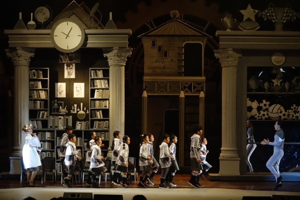 Bé chịu chơi - Show "chịu chơi" nhất năm sẽ thổi tung phòng vé tháng 10? - 5
Một ngày 24 tiếng, học hẳn 20 tiếng cho thành thiên tài. Lớp học kiêm lớp ba lê, kiêmsân bóng đá, kiêm sân bơi lội, oách chưa!