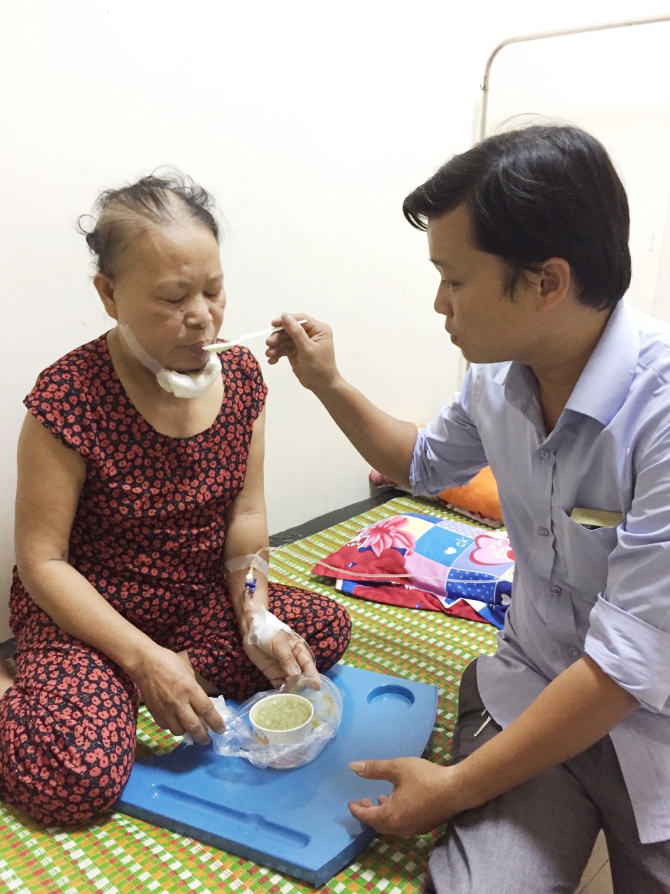 Cảm phục cảnh con rể chăm sóc mẹ bị ung thư bên giường bệnh - 3 Anh Dũng – con rể, đang đút cháo cho dì Lợi