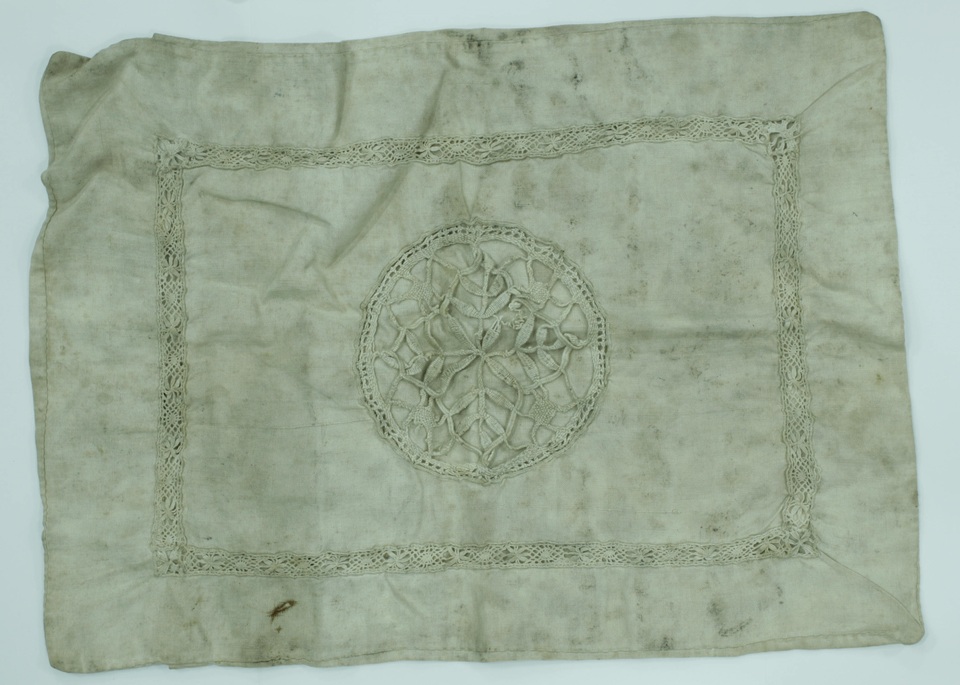 Trưng bày “Ánh sáng từ Đường Kách mệnh”, tiếp nhận nhiều hiện vật lịch sử - 5 Áo gối, đồng chí Nguyễn Thị Minh Khai làm từ vải áo tù để gửi tặng mẹ trong thời gian bị giam ở Khám Lớn, Sài Gòn, năm 1940