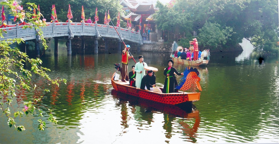 
Cảnh hát quan họ trên mặt hồ Trúc Bạch trong ảnh của tác giả Văn Phúc. Ngoài sự tự hào về Hà Nội, các tác phẩm trong triển lãm còn thể hiện tình yêu Hà Nội của các tác giả, những người đã gắn bó với Thủ đô mấy chục năm qua.
