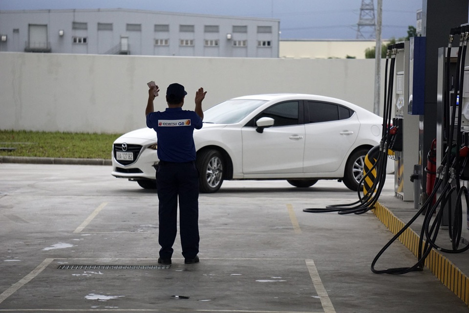 Trạm xăng Hà Nội có nhân viên luôn cúi rạp người chào khách hàng - 3
Những khách hàng mới đến đều được nhân viên hướng dẫn cách ra vào trạm xăng.