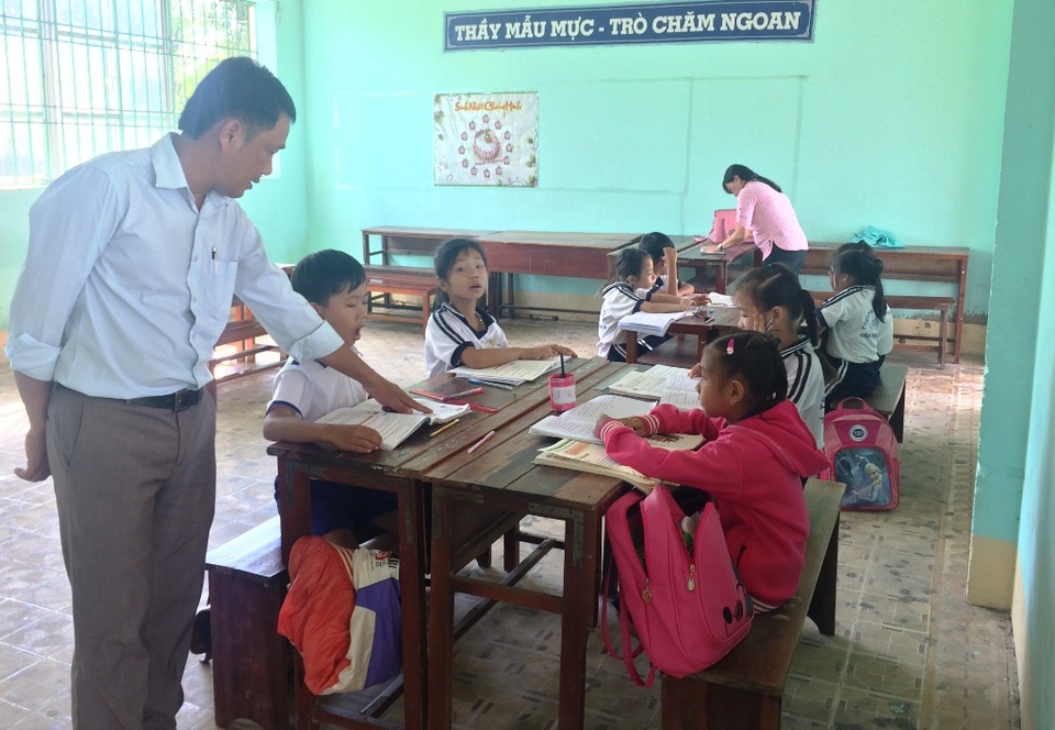 Vụ chủ đất đóng cửa trường: Đã mở trở lại nhưng sẽ đóng tiếp nếu ít học sinh - 2 Sáng nay địa phương vận động được 8 học sinh Lớp 2 đang học tại trường tiểu học Tân Thuận 2 về điểm Ngã Sáu