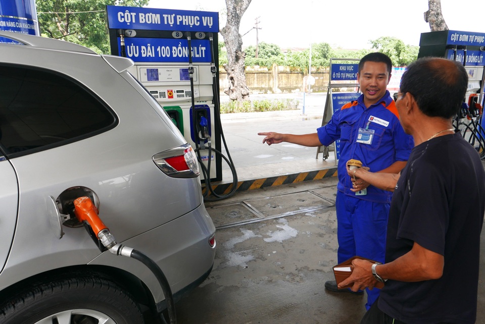 Trạm xăng Hà Nội có nhân viên luôn cúi rạp người chào khách hàng - 12
Đã có những nơi bố trí khu vực khách hàng đi ô tô tự bơm xăng - một hình thức mua bán xăng dầu được đánh giá là văn minh. Do nhiều khách hàng còn bỡ, nhân viên luôn túc trực để hướng dẫn.