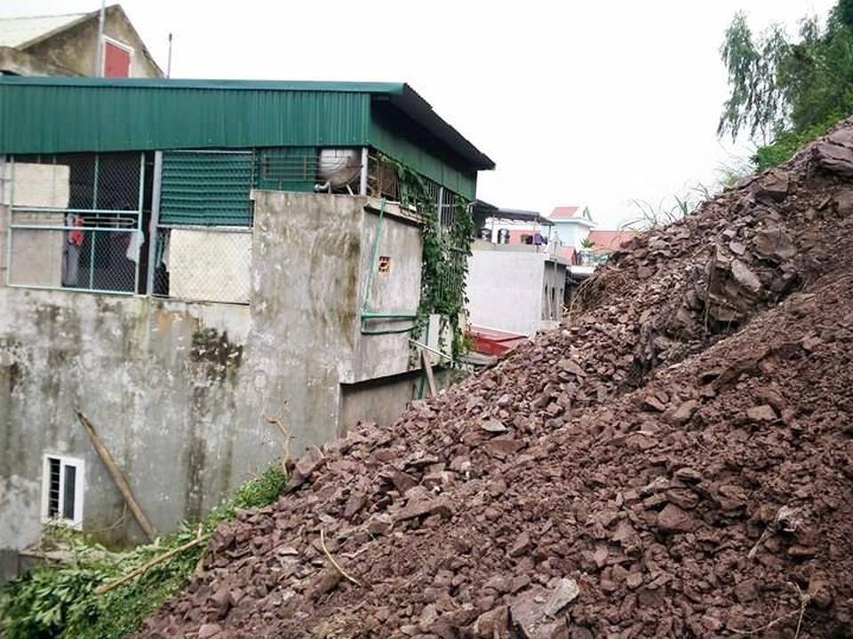 Hàng trăm khối đất đá "rình" đổ ụp xuống 30 hộ dân - 2 Nhiều hộ dân bị đất đá trên Đồi Dài sạt lở vào phía sau nhà gây hư hỏng nhiều tài sản.