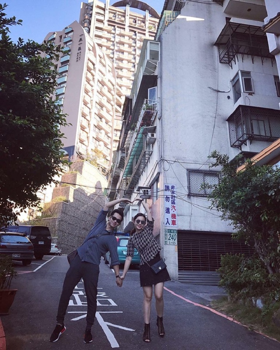 Màn cầu hôn lãng mạn của chàng trai Việt với cô gái Lào - 4 Ai cũng sẽ có một ngày già nua, xấu xí, bệnh tật, bước đi thập thễnh, chỉ mong lúc ấy còn có người đưa tay ra và ta nắm lấy, dìu nhau đi tới cuối con đường, chỉ cần vậy thôi... Yêu đủ rồi mình phải cưới thôi em”.