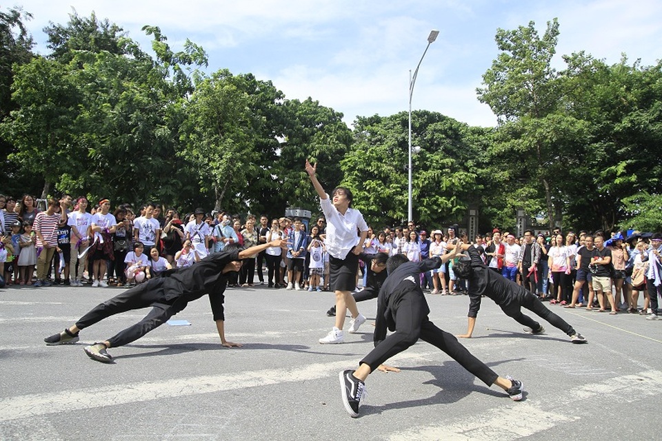 Hàng trăm bạn trẻ Hà Nội nhảy với chủ đề "Yêu đủ để buông" - 4 Bởi vì, một khi yêu là trao cho nhau sự tự do và tôn trọng để bất cứ ai đều được tự do phát triển bản thân và sống hạnh phúc với lựa chọn của mình.