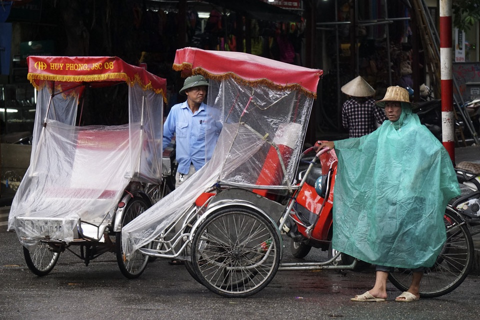 Hà Nội trong gió lạnh đầu mùa - 5
Ngững người làm dịch vụ xích lô du lịch mặc áo mưa chờ khách. Đợt không khí lạnh lạnh tăng cường này kết hợp với rìa phía Tây của hoàn lưu bão số 11 khiến sẽ có mưa nhiều trong những ngày tới.