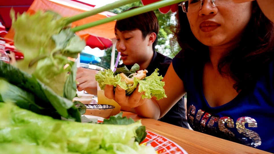 Sài Gòn: Buổi trưa, ăn gì ở phố ẩm thực Bách Tùng Diệp? - 5 Thực khách đang dùng món bánh mì hấp cuốn rau