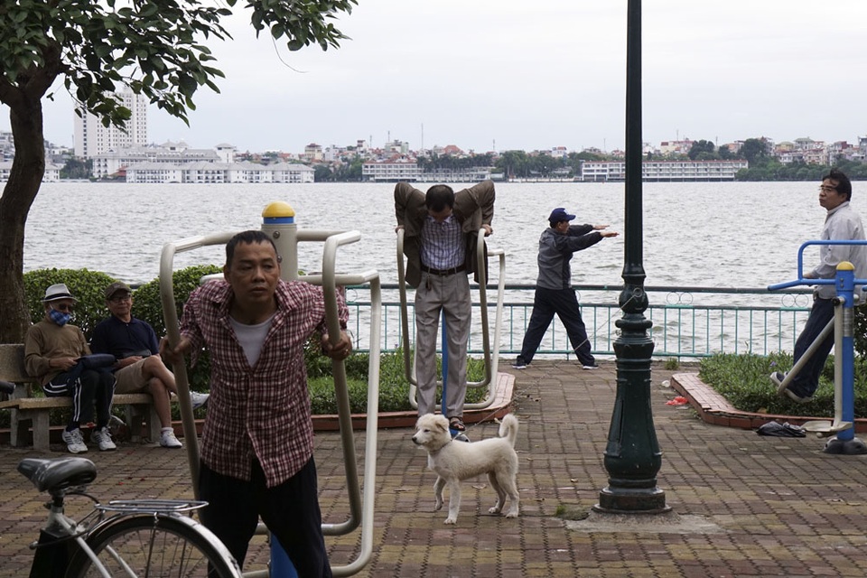 
Những người tập thể dục buổi sáng bên hồ Tây cũng đã phải mặc áo ấm.
