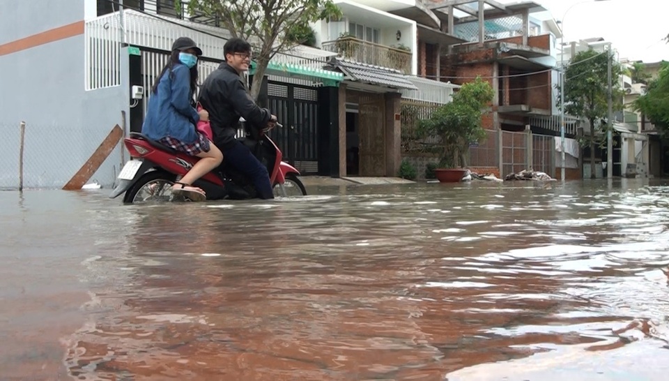 Bất động sản có nguy cơ "đứng hình" vì nước ngập... không lối về - 6 Các tuyến đường dẫn về Nhà Bè như Đại lộ Nguyễn Hữu Thọ, Lê Văn Lương, Huỳnh Tấn Phát thường hay ngập nặng.