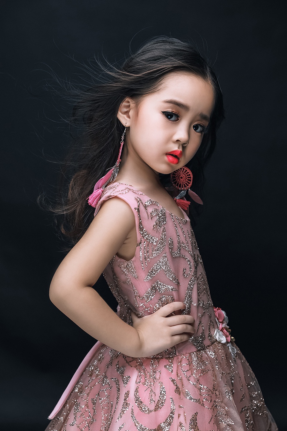 Thường xuất hiện với hình ảnh đáng yêu, dễ thương qua những bộ ảnh, mẫu nhí Nhã Uyên hoàn toàn “lột xác” với tạo hình lạnh lùng