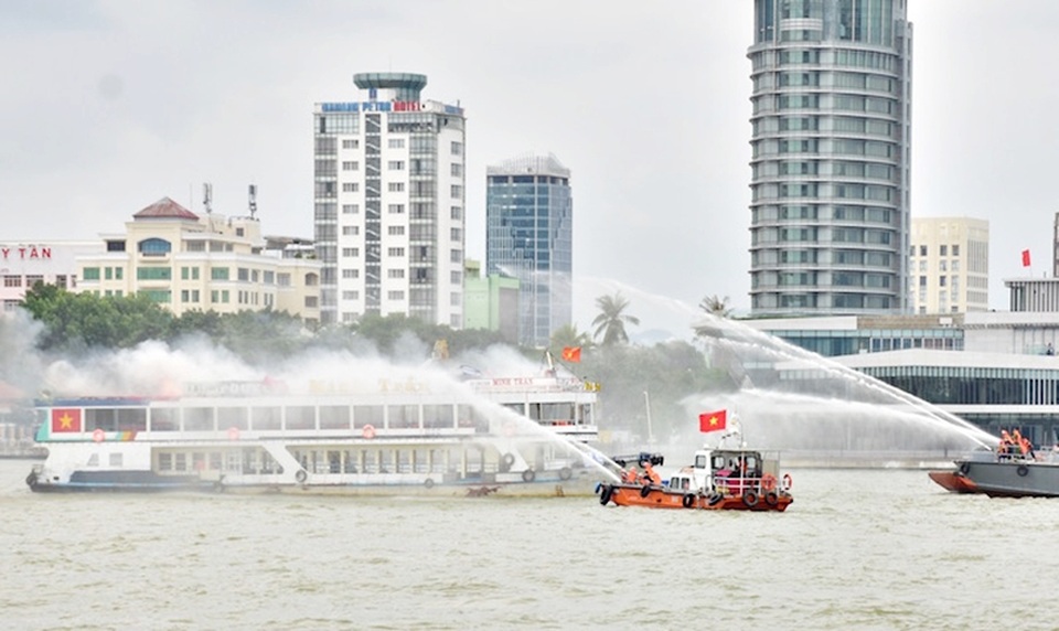 Thủ tướng: Đảm bảo tuyệt đối an toàn cho Tuần lễ Cấp cao APEC - 5 Diễn tập phương án bảo vệ Tuần lễ Cấp cao APEC với tình huống giả định giải cứu con tin cả trên bộ và dưới nước.