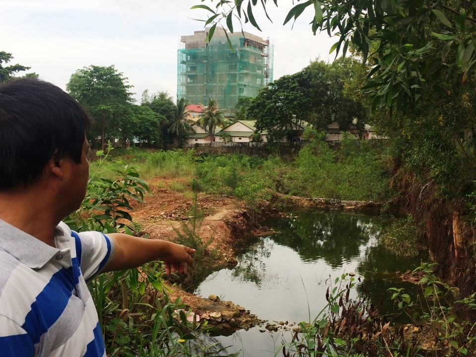 Vụ doanh nghiệp “cướp” đường công cộng: Công an huyện "thúc" sớm giải quyết dứt điểm! - 3 Theo ông Phạm Văn Sỹ và nhiều người dân khu phố 7 cho biết, từ khi công ty Hải Luu được UBND tỉnh Kiên Giang giao đất đã gần 10 năm nhưng tại dự án này không xây dựng công trình nào chỉ thấy múc cát đá... bán