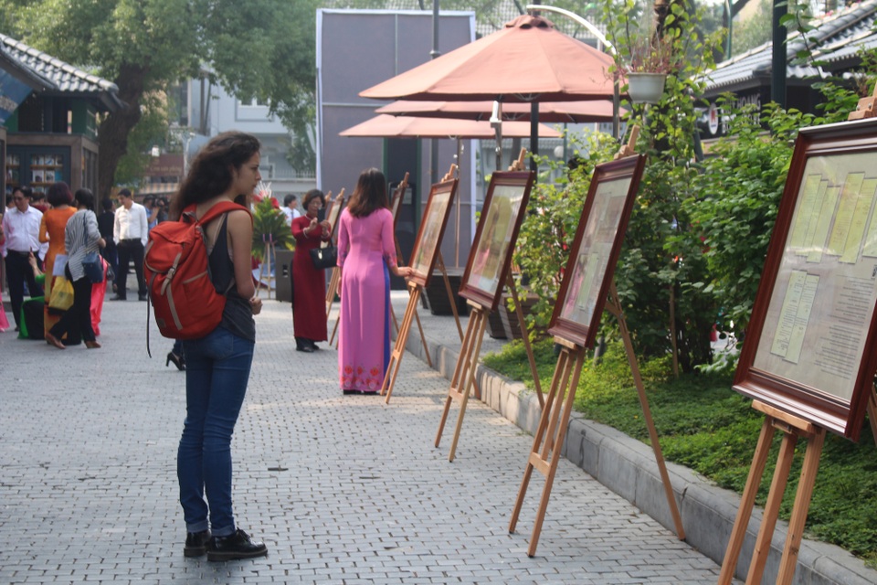 Ngày đầu tiên của buổi triển lãm đã thu hút rất nhiều du khách trong và ngoài nước tới chiêm ngưỡng.
