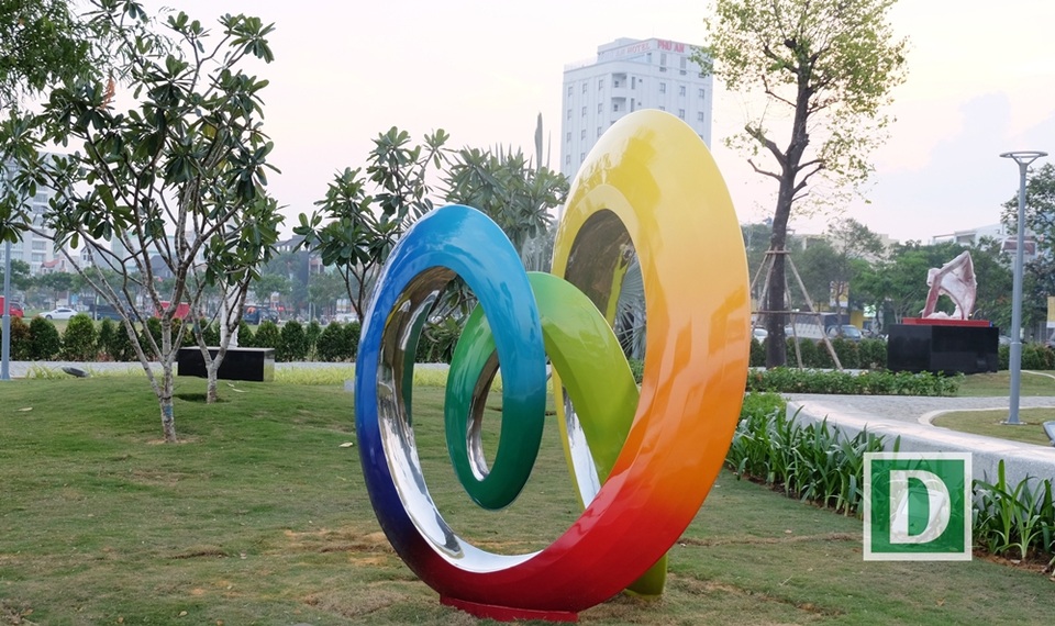 Cận cảnh Công viên APEC đang hoàn thiện tại Đà Nẵng - 3 Tác phẩm Sự khởi đầu: tạo động lực mới, cùng vun đắp tương lai chung biểu trưng của nền kinh tế Hàn Quốc