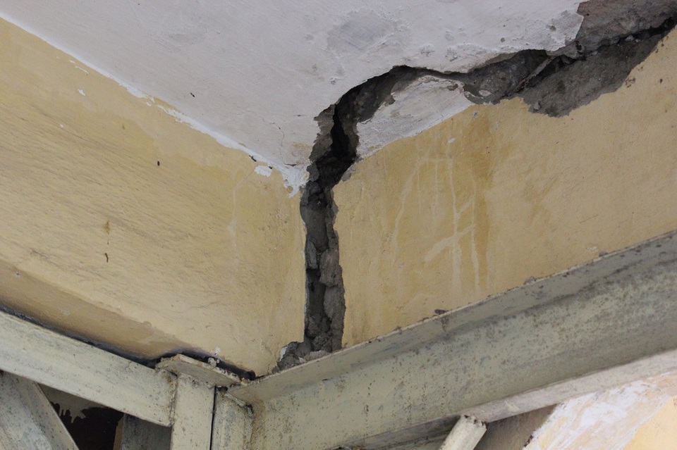 Khu nhà ở Thủ đô nứt toác, nghiêng ngả, chống đỡ bằng khung sắt - 7 Khu nhà ở Thủ đô nứt toác, nghiêng ngả, chống đỡ bằng khung sắt - 7