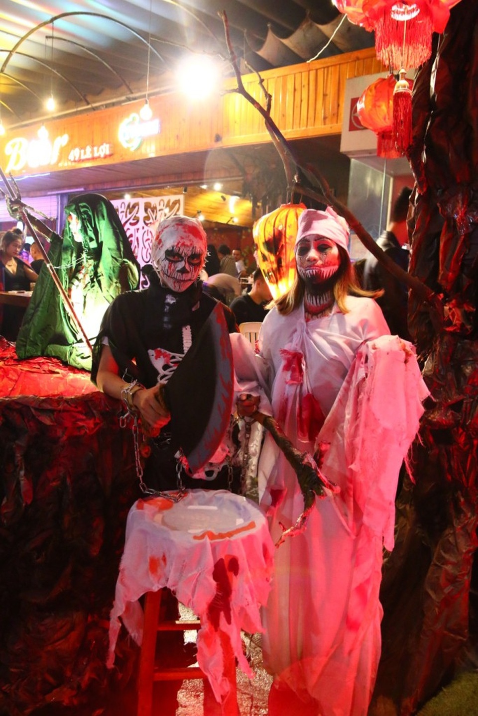 Phố Tây Huế tưng bừng chào đón lễ hội ma quỷ Halloween - 5 Nhân viên nhà hàng với những tạo hình đáng sợ